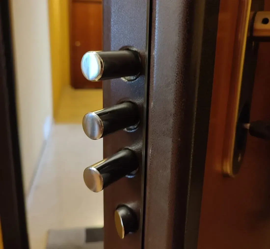 Catenacci cromati di una porta blindata aperta – fabbro a Bologna